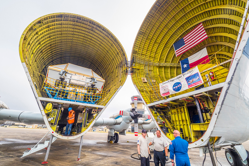 Illustration for article titled This Is How NASA Transports Spacecraft in an Aircraft